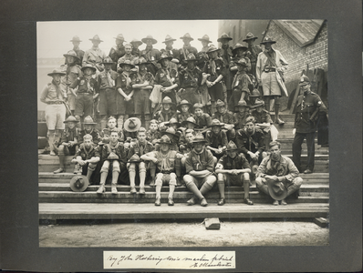 818538 Afbeelding van een bladzijde uit een fotoalbum van scoutinggroep Salwega uit Utrecht met een groepsfoto van ...